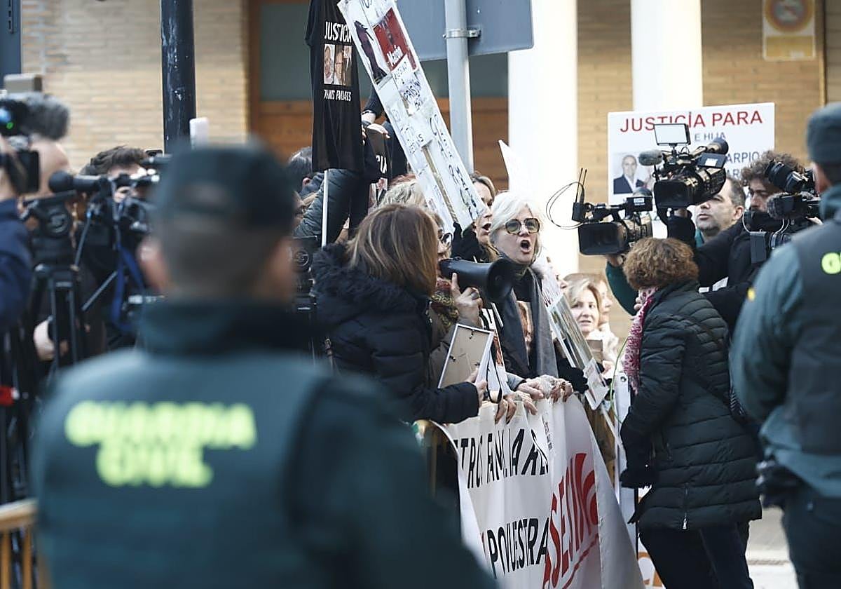 Víctimas de la dana reciben a Pradas y Cuenca a las puertas del juzgado: «¡Mentirosos, sinvergüenzas!»